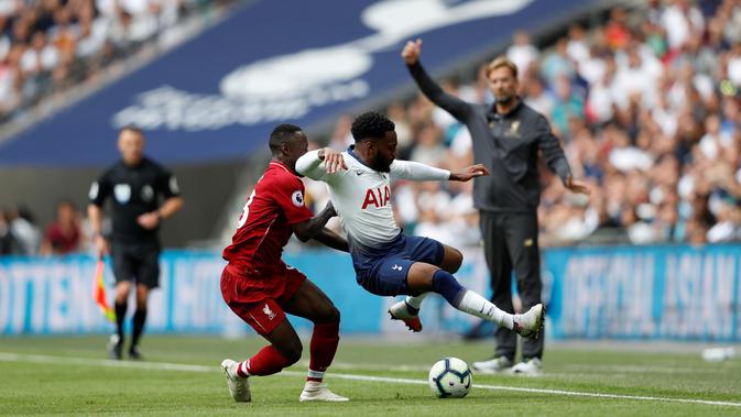 Gelandang Liverpool, Naby Keita, berebut bola dengan bek Tottenham Hotspur, Danny Rose, pada laga Premier League di Stadion Wembley, Sabtu (15/9/2018). Tottenham Hotspur takluk 1-2 dari Liverpool. (AFP/AdrianDennis)