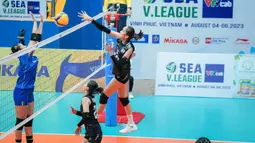 Pemain Timnas bola voli putri Thailand, Thanapan Wimonrat melepaskan spike saat menghadapi Indonesia pada laga putaran pertama SEA V League 2023 di Vinh Phuc Gymnasium, Hanoi, Vietnam, Jumat (4/8/2023). Thailand menang 3-0 (26-24, 26-24, 25-20) atas Indonesia. (Dok. SEA V League 2023)