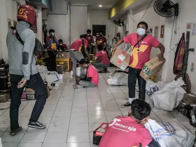 Pekerja menyelesaikan pengemasan paket milik konsumen e-commerce di kantor cabang salah satu perusahaan jasa ekspedisi online, Jakarta, Kamis (23/9/2021). Menteri Perdagangan Muhammad Lutfi mengatakan nilai transaksi dagang elektronik (e-Commerce) naik 63,36 persen. (merdeka.com/Iqbal S. Nugroho)