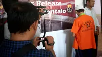 Direktorat Reserse Narkoba Polda Gorontalo mengamankan seorang pria otak di balik ekspolitasi anak-anak korban tsunami Palu jadi kurir narkoba. (Liputan6.com/ Arfandi Ibrahim)