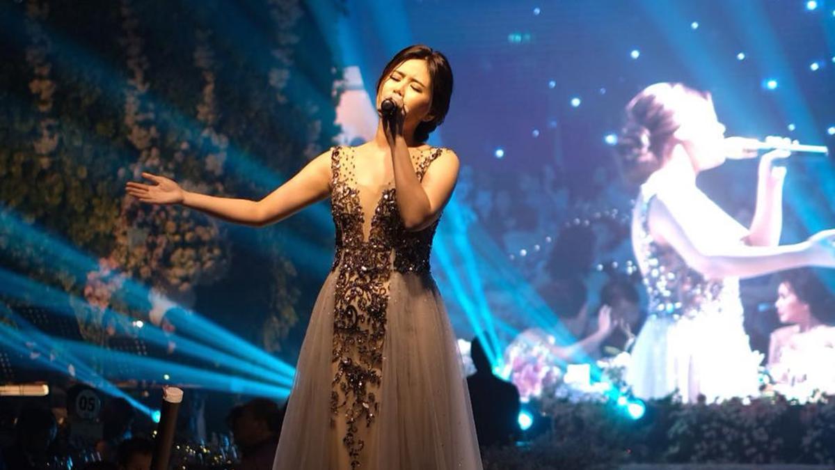 FOTO: Gaya Melisa Hartanto saat Jadi Wedding Singer, Memukau - Foto ...
