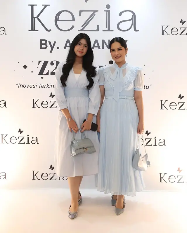 Gaya AHY jajan gorengan dari pedagang kaki lima, adabnya jadi sorotan