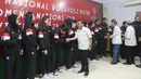 Ketua Umum PBVSI Imam Sudjarwo menyalami pemain saat melepas Timnas Voli Putri Indonesia untuk mengikuti ajang AVC Nations Cup 2025 di Padepokan Bola Voli Jenderal Polisi Kunarto, Sentul, Bogor. Rabu (4/6/2025). (Bola.com/M Iqbal Ichsan)