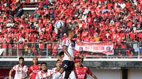 Lompatan M. Nur Iskandar gagal menyelamatkan Persija dari kekalahan 0-3 kala melawan Bali United di pertandingan pertama Grup D Piala Presiden, Minggu (30/8/2015). (Bola.com/Vitalis Yogi Trisna)