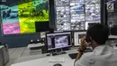 Petugas memantau kondisi lalu lintas melalui monitor kamera pengawas (CCTV) berpengeras suara di ruang Network Operation Center (NOC) Unit Pelayanan Sistem Pengendali Lalu Lintas (UP SPLL) Dishub DKI Jakarta, Kamis (5/10). (Liputan6.com/Faizal Fanani)