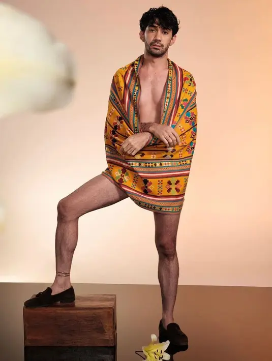 Dan yang paling disorot adalah aktor ternama Reza Rahadian. Di pemotretan ini, ia hanya tampil dengan selembar sarung dari kain Tenun Nunkolo. (Foto: Instagram/@officialpilarez).