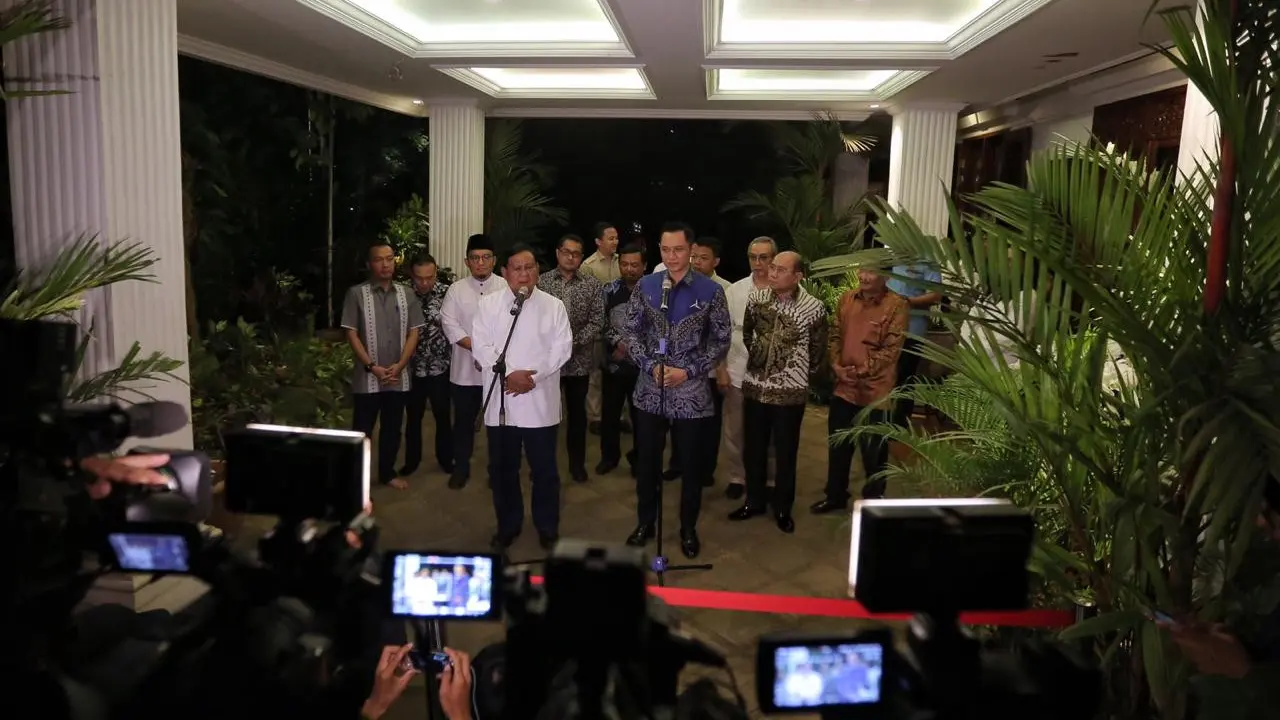 Capres Nomor Urut 02, Prabowo Subianto dan Komandan Kogasma Partai Demokrat Agus Harimurti Yudhoyono Memberikan Keterangan Pers Usai Menggelar Pertemuan. (Foto: Bintang Radityo)