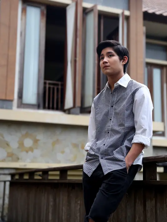 "Hari ini syuting video klip ditemenin sama Aliando juga. Sejauh ini udah banyak adegan yang diambil yah," kata Teuku Rassya di kawasan Ciganjur, Jakarta Selatan, Jumat (25/3/2016). (Adrian Putra/Bintang.com)