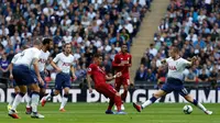 Striker Liverpool, Roberto Firmino, berebut bola dengan bek Tottenham Hotspur, Eric Dier, pada laga Premier League di Stadion Wembley, Sabtu (15/9/2018). Tottenham Hotspur takluk 1-2 dari Liverpool. (AFP/Ian Kington)
