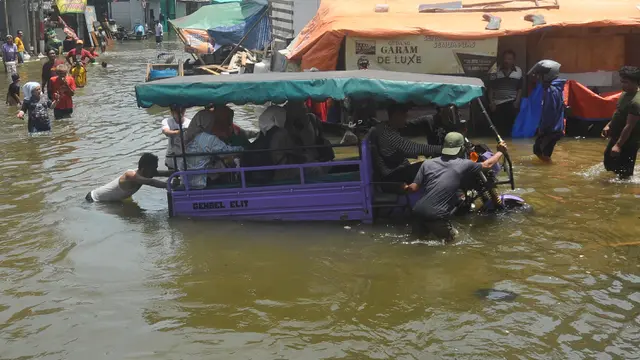 Banjir Rob Rendam Lima RT di Pesisir Jakarta Utara