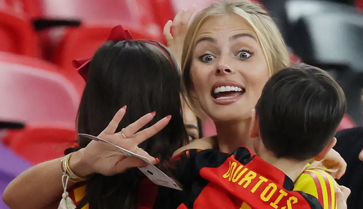 Istri Thibaut Courtois, Mishel Gerzig, hadir langsung memberikan dukungan saat Timnas Belgia berhadapan dengan Kroasia pada laga Piala Dunia di Stadion Ahmad Bin Ali, Doha, Kamis (1/12/2022). (AFP/jack Guez)