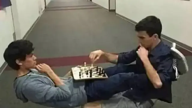 Enggak Tahu Tempat, Ini 7 Potret Absurd Orang Saat Main Catur