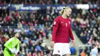 Reaksi kecewa pemain Norwegia, Erling Haaland setelah gagal mencetak gol pada laga Grup A Kulaifikasi Euro 2024 yang berlangsung di Ullevaal Stadium, Oslo, Norwegia, Senin (16/10/2023) dini hari WIB. Kekalahan tersebut membuat langkah Norwegia semakin berat untuk lolos ke putaran final Euro 2024. Mereka kini bertengger di posisi ketiga dengan mencatatkan 10 poin. (AFP/NTB/Frederik Ringnes)