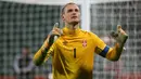 Kiper Serbia, Predrag Rajkovic melakukan selebrasi setelah menghalau tendangan penalti yang dilesatkan oleh pemain Amerika Serikat pada laga perempat final Piala Dunia U-20 2015 di Auckland, 14 Juni 2015. Rajkovic terpilih sebagai kiper terbaik pada turnamen tersebut. Ia juga sukses mengantarkan negaranya sebagai juara di Piala Dunia U-20 2015 dengan mengalahkan Brasil dengan skor 2-1. (AFP/Fiona Goodall)