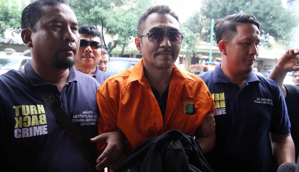 Sebelum berkas Aa Gatot rampung dan di limpahkan ke kejaksaan, pihak Resmob Polda Metro Jaya telah memanggil para artis yang terlibat dalam film Azrax dan DPO. Mengaku kelelahan, Gatot urung diperiksa, rencananya Senin jam 10. (Nurwahyunan/Bintang.com)