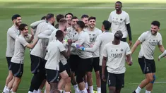 Sejumlah pemain Paris Saint-Germain terlihat saling bercanda saat menghadiri persiapan latihan jelang laga leg kedua perempat final Liga Champions 2023/2024 melawan Barcelona di Estadi Olimpic Lluis Companys, Barcelona, Spanyol, Senin (15/04/2024). (AFP/Franck Fife)