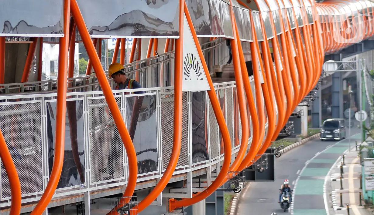 Pekerja melakukan perawatan Skybridge Kebayoran Lama, Jakarta Selatan, Kamis (26/1/2023). Pemprov DKI Jakarta akan meresmikan Skybridge Kebayoran Lama yang akan menghubungkan Halte Transjakarta Velbak ke Stasiun Kebayoran Lama. (Liputan6.com/Angga Yuniar)