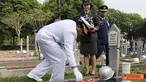Citizen6, Kalibata: Pada ziarah tersebut, Panglima TNI melaksanakan tabur bunga di Pusara para Pahlawan Kusuma Bangsa diantaranya : Jenderal Besar TNI H. Abdul Haris Nasution, dan para pahlawan revolusi lainnya. (Pengirim: Badarudin Bakri)