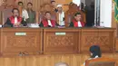 Majelis hakim membuka sidang pembacaan vonis dengan terdakwa kasus teror bom Thamrin, Aman Abdurrahman di Pengadilan Negeri Jakarta Selatan, Jumat (22/6). Polisi mengerahkan 450 personel untuk mengamankan jalannya sidang. (Liputan6.com/Angga Yuniar)