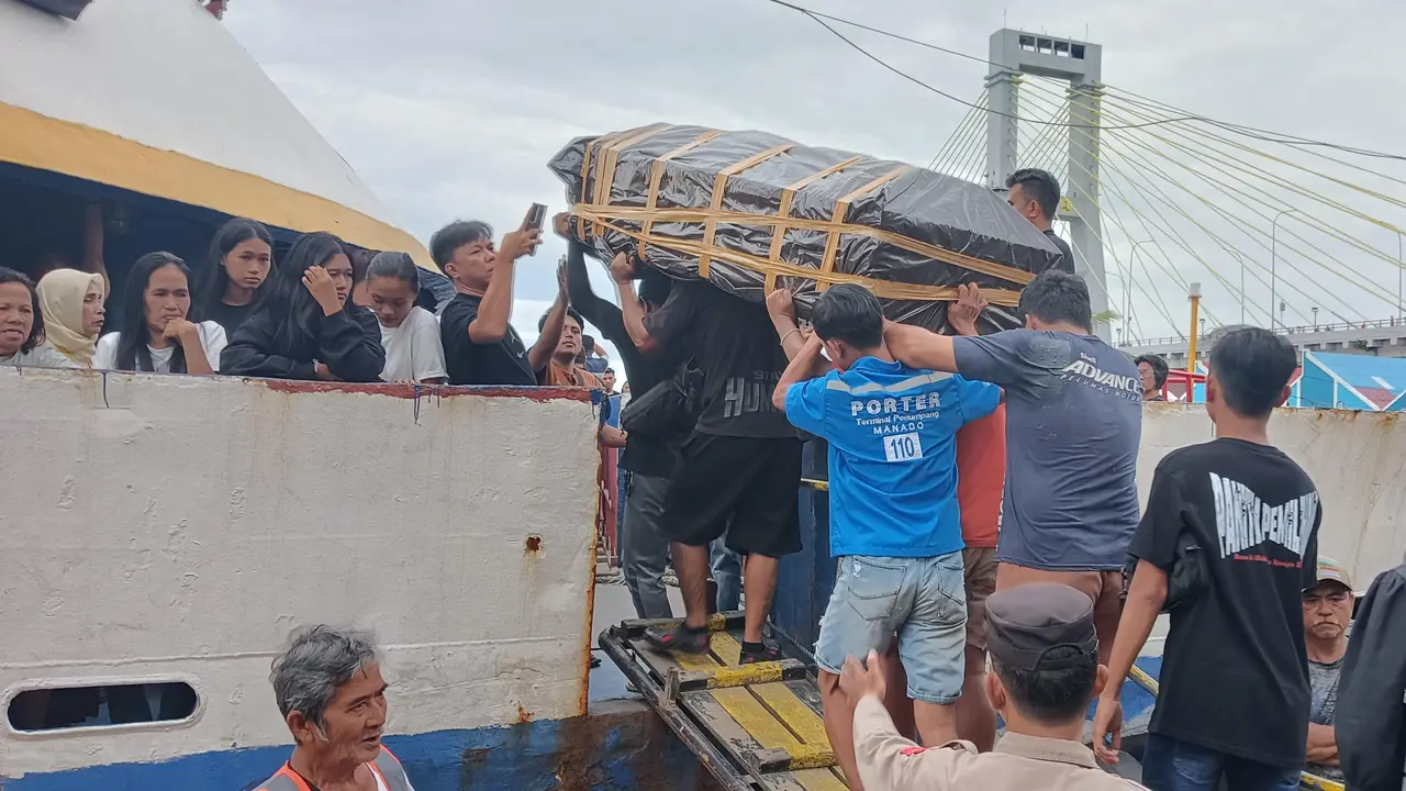 Pelepasan jenazah mahasiswi Manado dari Pelabuhan Manado menuju Pelabuhan Siau
