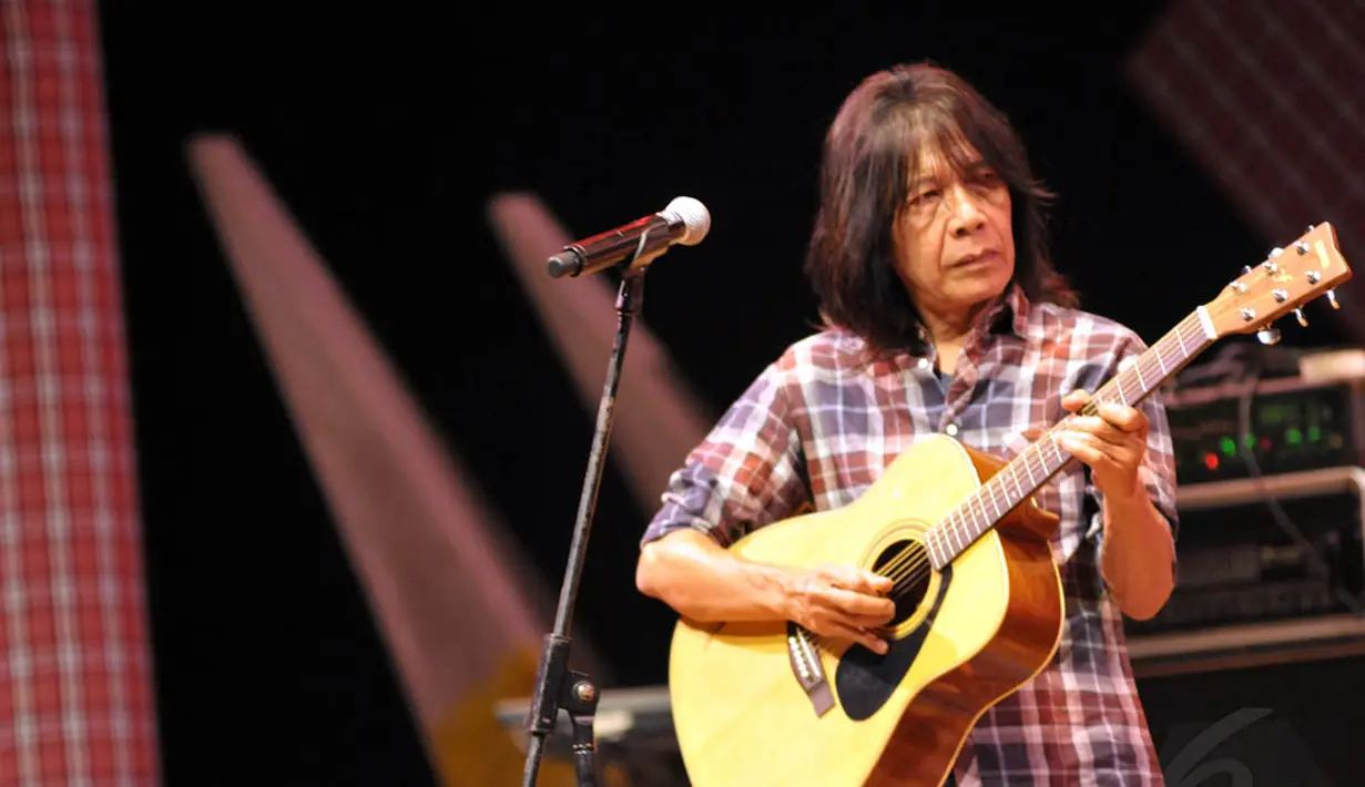 Gitaris Ian Antono melelang gitarnya sebagai bentuk dukungan kepada pasangan Jokowi-JK, Jakarta, Senin (23/6/14). (Liputan6.com/Panji Diksana)