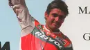 Pebalap 500cc nomor satu dunia asal Australia Mick Doohan melambaikan topinya kepada para simpatisan saat upacara penyerahan piala Marlboro Indonesian Grand Prix di Sirkuit Sentul, 7 April 1996. Doohan menang dalam waktu 43:50.798. (JOHN MACDOUGALL/AFP)