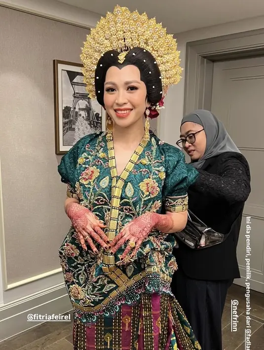 Fitri pun mengenakan hiasan emas di atas sanggul khas perempuan bugis. Wajahnya dipoles oleh Bumiauw mengaplikasikan blush on coral senada dengan lipstiknya. [@bumiawu]