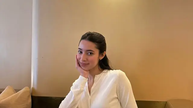 Potret Ameera Khan dengan Outfit Putih. (instagram/littlemisskhan)