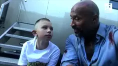 Jacob menarik sang adik dari kolam renang dan memberinya tekanan pada dada, seperti yang dilakukan The Rock pada suatu film.
