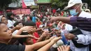 Pengemis berebut angpao yang dibagikan di halaman Vihara Dharma Bhakti, Petak Sembilan, Jakarta Barat, Sabtu (25/1/2020). Pembagian Angpao tersebut dalam rangka berbagi dengan sesama ketika perayaaan Tahun Baru Imlek 2571. (Liputan6.com/Angga Yuniar)