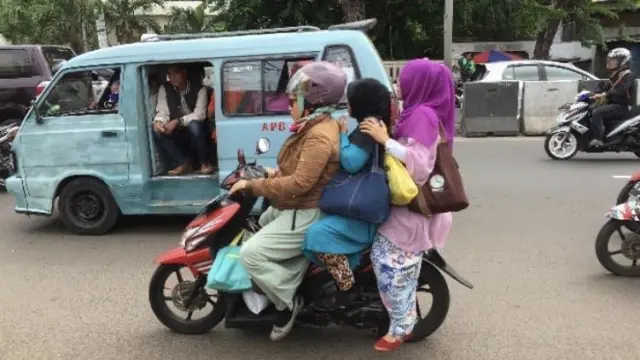 6 Potret Emak-Emak Melanggar Aturan Lalu Lintas Ini Bikin Polisi Meringis