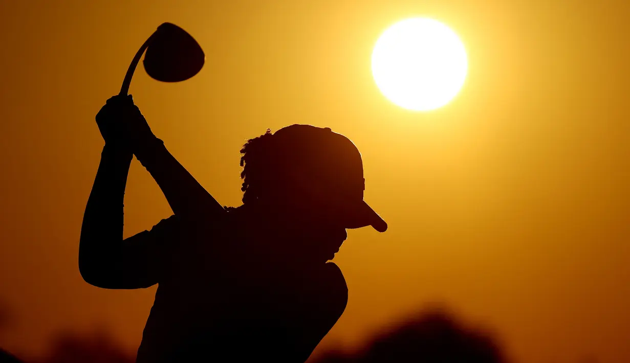 Gambar siluet pegolf wanita asal Amerika Serikat, Mariah Stackhouse melakukan pukulan pertama di Lake Nona Golf and Country Club, Florida. (Foto: AFP/Getty Images/Cliff Hawkins)