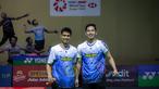 Pebulu tangkis ganda putra Indonesia, Sabar Karyaman Gutama/Moh Reza Pahlevi berfoto bersama setelah mengalahkan pasangan Chinese Taipei, Lee Jhe-Huei/Yang Po-Hsuan pada babak perempat final Indonesia Open 2024 di Istora Senayan, Jakarta, Sabtu (07/06/2024). (Bola.com/Bagaskara Lazuardi)