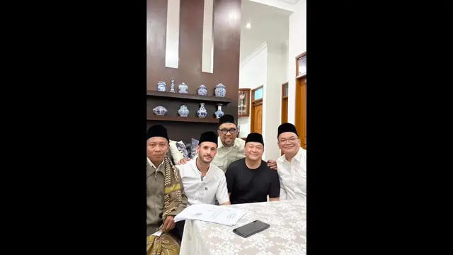 Antonio Dedola Kekasih Nikita Mirzani Resmi Jadi Mualaf Usai Ucapkan Dua Kalimat Syahadat. (instagram.com/fitri_salhuteru)