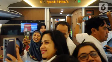 Para penumpang mengambil gambar dengan ponsel mereka saat naik Kereta Cepat Jakarta Bandung (KCJB), Minggu (17/9/2023). PT Kereta Cepat Indonesia China (KCIC) menjalankan uji coba operasional kereta cepat secara gratis bagi masyarakat umum. (merdeka.com/Arie Basuki)