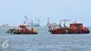 Sejumlah kapal melewati Pulau G dalam proyek Reklamasi Teluk Jakarta di Muara Angke, Jakarta Utara, Selasa (5/4). Salah satu dampak yang perlu diantisipasi Pemprov DKI Jakarta atas reklamasi pantai adalah nasib para nelayan. (Liputan6.com/Gempur M Surya)