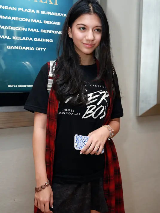 "Awalnya aku pas naik bus lagi jalan-jalan di Amerika. Terus mamah nyuruh aku sekali-kali baca buku dari pada main gadget. Buku Tinkerbell yang aku baca pertama kali," ujar gadis 14 tahun ini. (Deki Prayoga/Bintang.com)