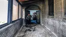 Seorang pria memeriksa pintu masuk Masjid Abu Bakr al-Siddiq di desa Tell, sebelah barat Nablus, Tepi Barat yang diduduki, pada 23 Februari 2026. (JAAFAR ASHTIYEH/AFP)