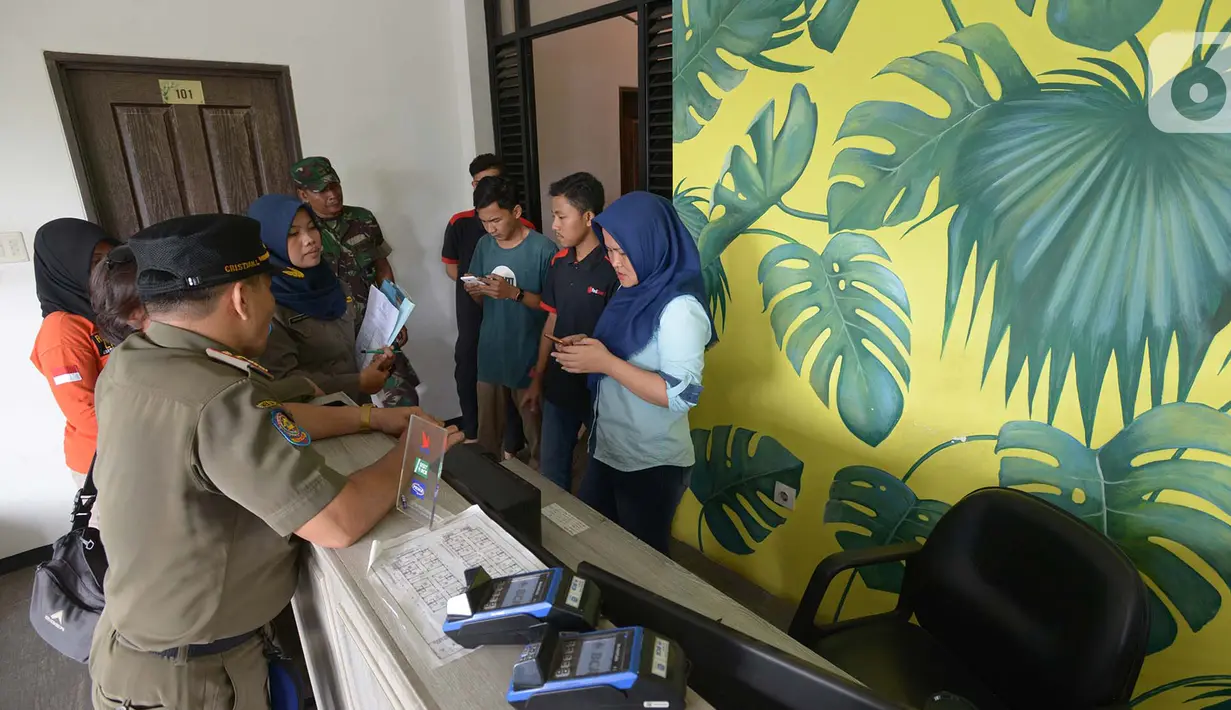 Aparat gabungan TNI, Polisi dan Satpol PP melakukan pendataan izin penginapan berbasis aplikasi dan rumah kos di Kelurahan Palmerah, Jakarta Barat, Jumat (25/10/2019). Pendataan dilakukan untuk tertib administrasi, baik perizinan maupun dokumen kependudukan. (merdeka.com/Imam Buhori)