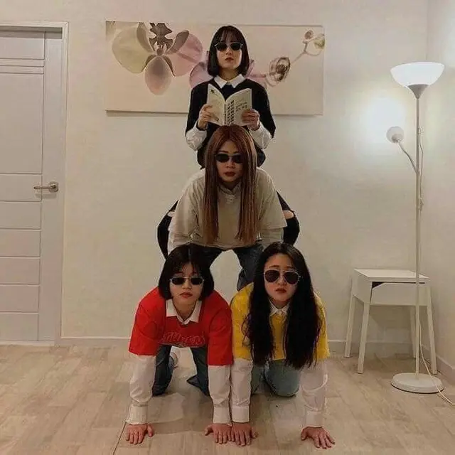 7 Inspirasi Ide Pose Foto Bareng Bestie Ini Gaya Kocak Banget