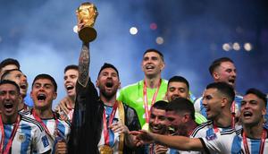Terbaru, Lionel Messi berhasil menyabet gelar Piala Dunia 2022 bersama Argentina. Mereka mengalahkan Prancis lewat babak adu penalti 4-2 setelah bermain imbang 3-3 sepanjang 120 menit pada laga yang berlangsung di Stadion Lusail, Qatar, Minggu (18/12/2022). La Pulga mencetak dua gol pada laga ini. Selain gelar juara dunia, Messi juga membawa pulang penghargaan pemain terbaik setelah membubuhkan 7 gol dari 7 pertandingan. (AFP/Franck Fife)
