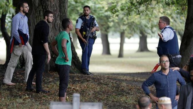 Polisi mengevakuasi warga saat terjadi insiden penembakan di Masjid Al Noor, Christchurch, Selandia Baru, Jumat (15/3). Polisi Kota Christchurch langsung dikerahkan ke sekitar lokasi penembakan. (AP Photo/Mark Baker)