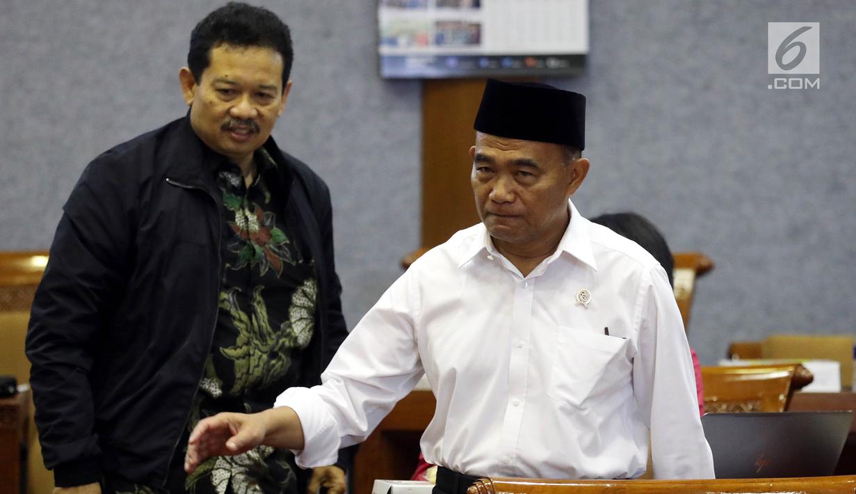 Menteri Pendidikan dan Kebudayaan Muhadjir Effendy bersiap mengikuti rapat kerja dengan Komisi X DPR di Kompleks Parlemen, Senayan, Jakarta, Rabu (4/9/2019). Rapat membahas Rencana Kerja dan Anggaran Kementerian dan Lembaga (RKAKL) Tahun 2020. (Liputan6.com/Johan Tallo)
