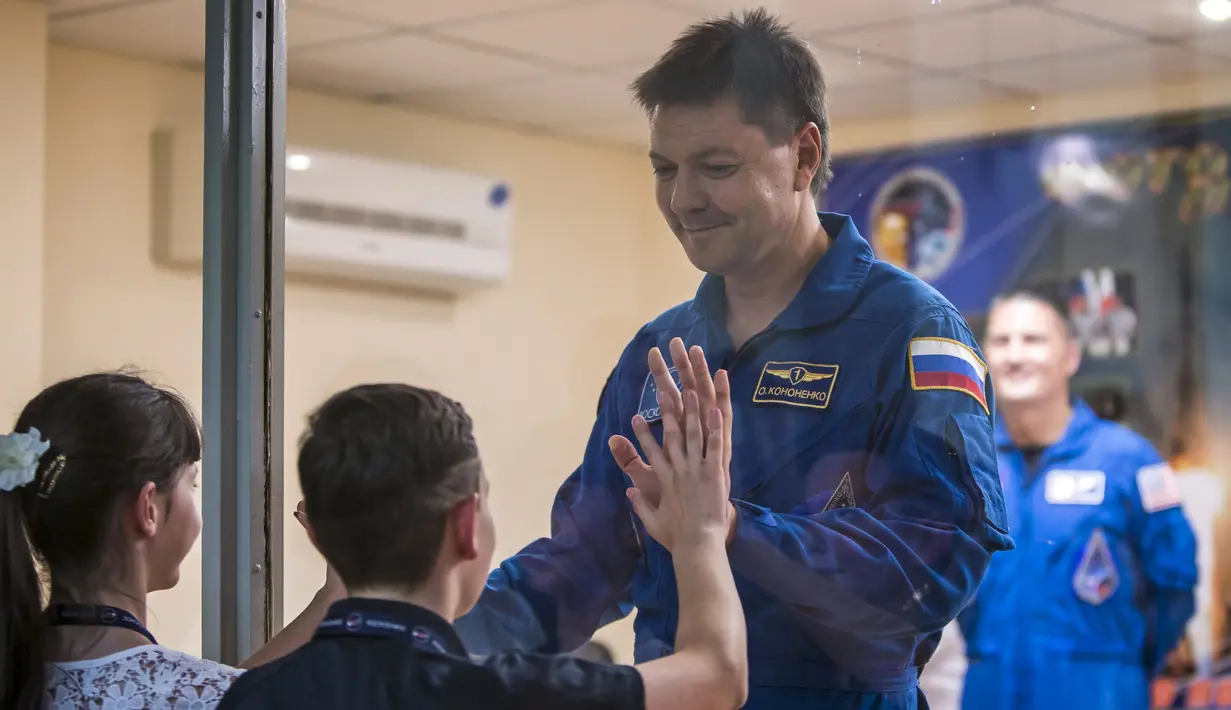Oleg Kononenko, seorang astronot asal Rusia berinteraksi dengan anak-anaknya sebelum melaksanakan misi ke luar angkasa, di kosmodrom Baikonur, Kazakhstan, 21 Juli 2015. (REUTERS/Shamil Zhumatov)