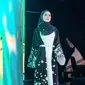 Padukan gamis putih dan outer, Lesti Kejora terlihat elegan dengan aksen belt putih [@lestykejora]