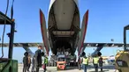 Paket bantuan kemanusiaan yang disediakan oleh Arab Saudi untuk para korban gempa bumi Turki dan Suriah diturunkan dari pesawat angkut Ilyushin Il-76TD di Bandara Internasional Aleppo, Suriah Utara, Selasa (14/2/2023). Proses pencarian dan evakuasi korban hingga kini masih berlangsung. Pada Senin (13/2) tercatat ada 37.357 orang tewas di Turki dan Suriah akibat gempa berkekuatan magnitudo 7,8 tersebut. (AFP)