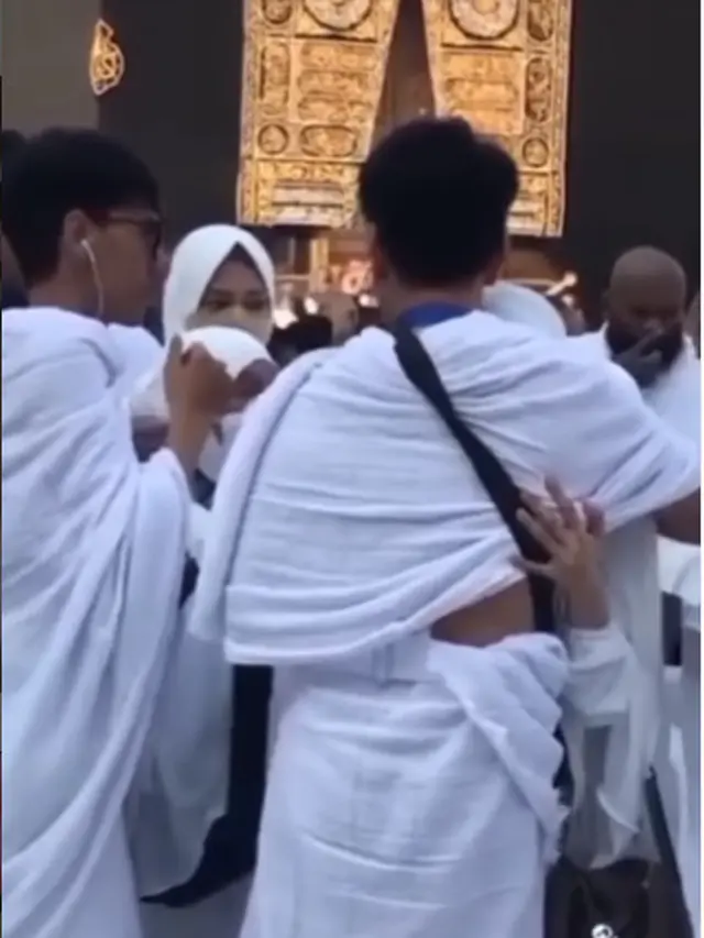 6 Potret Lesti Kejora Menangis di Depan Ka'bah, Ditenangkan Ayah dan Kakaknya