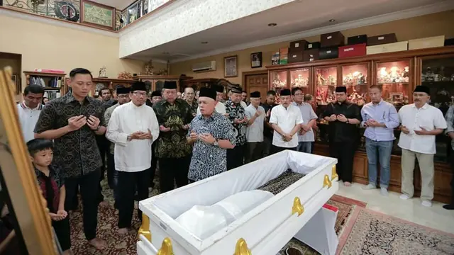 6 Momen Haru SBY  Saat Antarkan Sang Bunda ke Peristirahatan Terakhir
