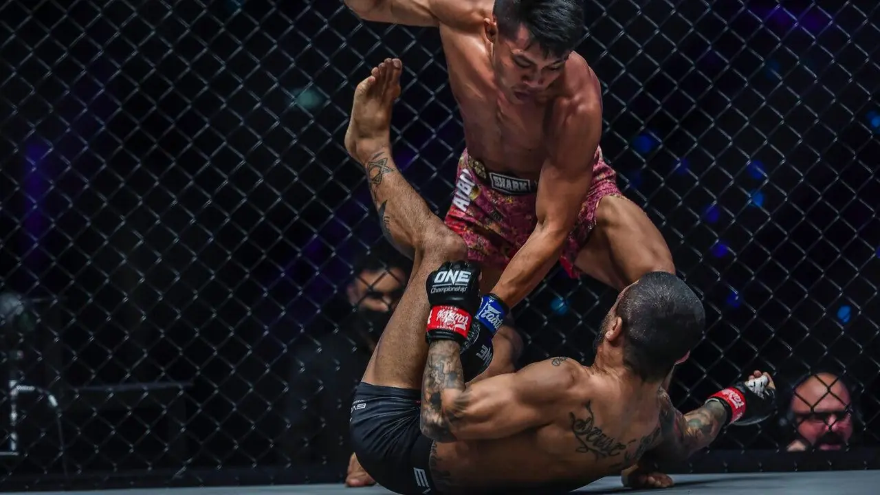 Pertarungan Adrian Mattheis melawan Alex Silva di One Championship Maret lalu