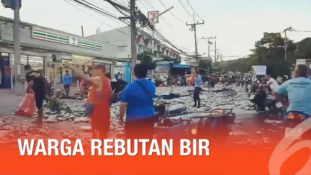Kecelakaan truk dengan muatan 80.000 bir kaleng terbalik di Thailand. Ratusan warga berebutan mengumpulkan minuman kaleng tersebut.